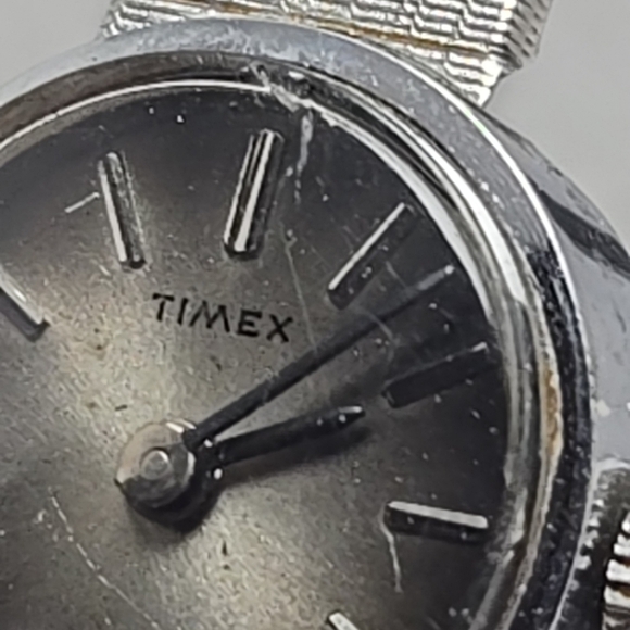 1974 Vintage Womens Timex Chrome Plated 17 Jewels Manual Wind Watch Petite Runs - Picture 4 of 10